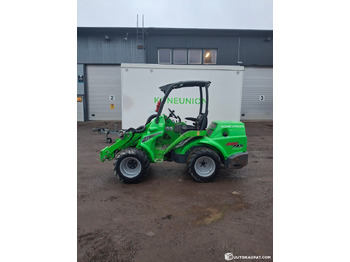 Zglobni utovarivač AVANT