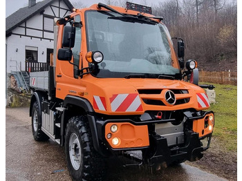 Kamion s otvorenim sandukom UNIMOG