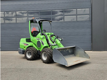 Kompaktni utovarivač gusjeničar AVANT