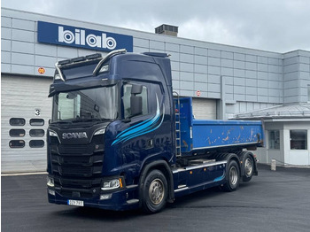 Kamion s kukastom dizalicom SCANIA S 580