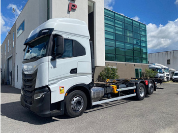 Transporter kontejnera/ Kamion s izmjenjivim sanducima IVECO S-WAY