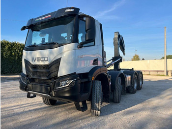 Kamion s kukastom dizalicom IVECO Trakker