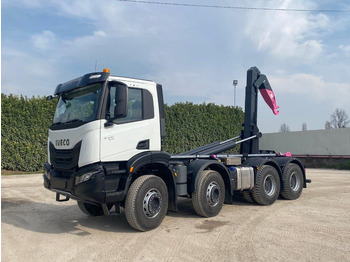 Kamion s kukastom dizalicom IVECO Trakker