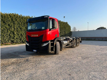 Kamion s kukastom dizalicom IVECO X-WAY
