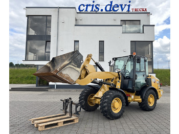 Utovarivač na kotačima CATERPILLAR 906M