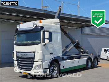 Kamion s kukastom dizalicom DAF XF 530