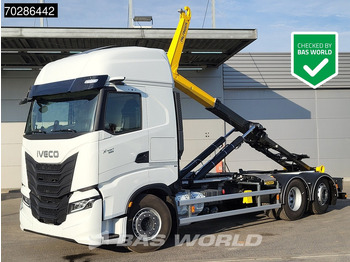 Kamion s kukastom dizalicom IVECO X-WAY