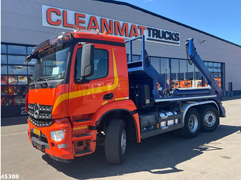 Utovarivač s proklizavajućim upravljanjem MERCEDES-BENZ Arocs