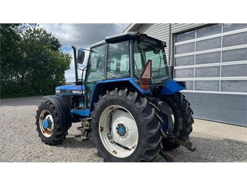 Traktor New Holland 8240 SLE Med frontlift og frontPTO: slika Traktor New Holland 8240 SLE Med frontlift og frontPTO