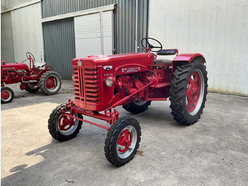 Traktor McCORMICK