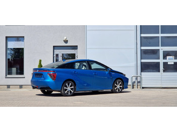 Limuzina Toyota Mirai: slika Limuzina Toyota Mirai
