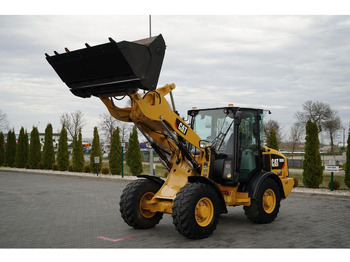 Utovarivač na kotačima CATERPILLAR 906M