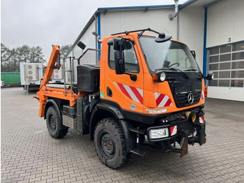 Utovarivač s proklizavajućim upravljanjem UNIMOG U20