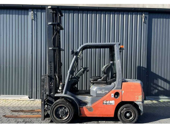 Diesel viličar Toyota 8FDF30: slika Diesel viličar Toyota 8FDF30