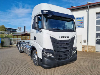 Transporter kontejnera/ Kamion s izmjenjivim sanducima IVECO S-WAY