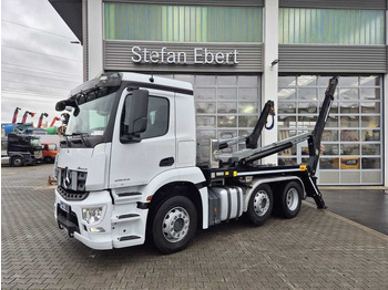 Utovarivač s proklizavajućim upravljanjem MERCEDES-BENZ Arocs