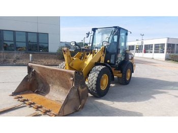 Utovarivač na kotačima CATERPILLAR 906M