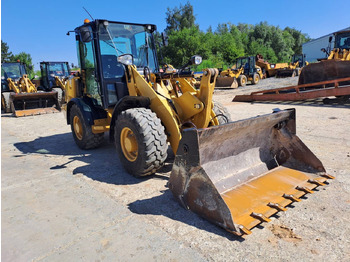 Zakup CAT 906M CAT 906M: slika Zakup CAT 906M CAT 906M