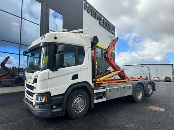 Kamion s kukastom dizalicom SCANIA P