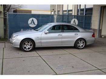 Limuzina MERCEDES-BENZ