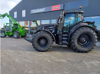 Traktor VALTRA