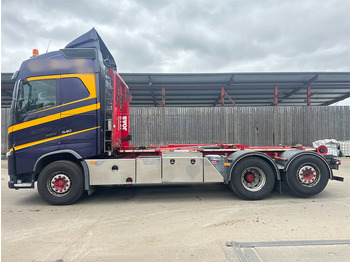 Kamion s kukastom dizalicom VOLVO