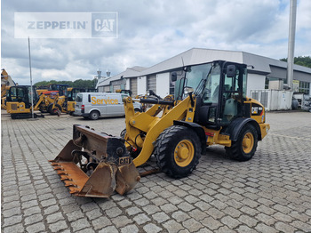 Utovarivač na kotačima CATERPILLAR 906M