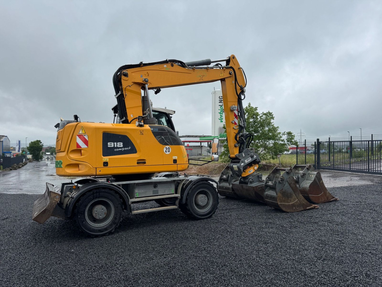 Liebherr A918 Compact Likufix MTS Sandwich Zube. Rototilt - Bager na kotačima: slika Liebherr A918 Compact Likufix MTS Sandwich Zube. Rototilt - Bager na kotačima Liebherr A918 Compact Likufix MTS Sandwich Zube. Rototilt - Bager na kotačima: slika Liebherr A918 Compact Likufix MTS Sandwich Zube. Rototilt - Bager na kotačima