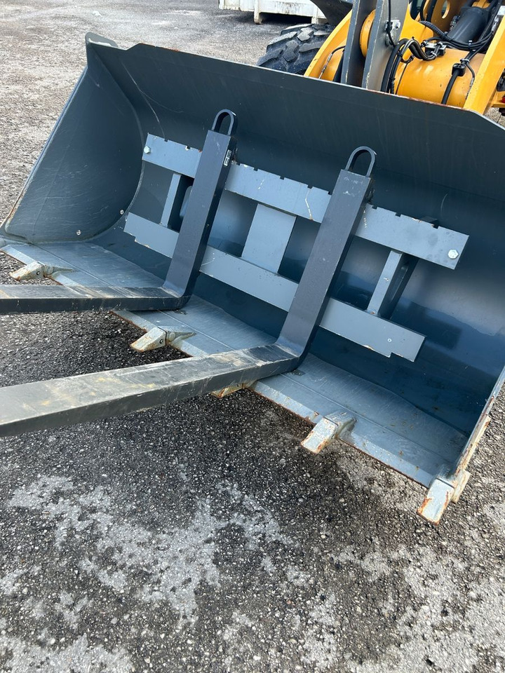 Liebherr L 506 - Utovarivač na kotačima: slika Liebherr L 506 - Utovarivač na kotačima Liebherr L 506 - Utovarivač na kotačima: slika Liebherr L 506 - Utovarivač na kotačima