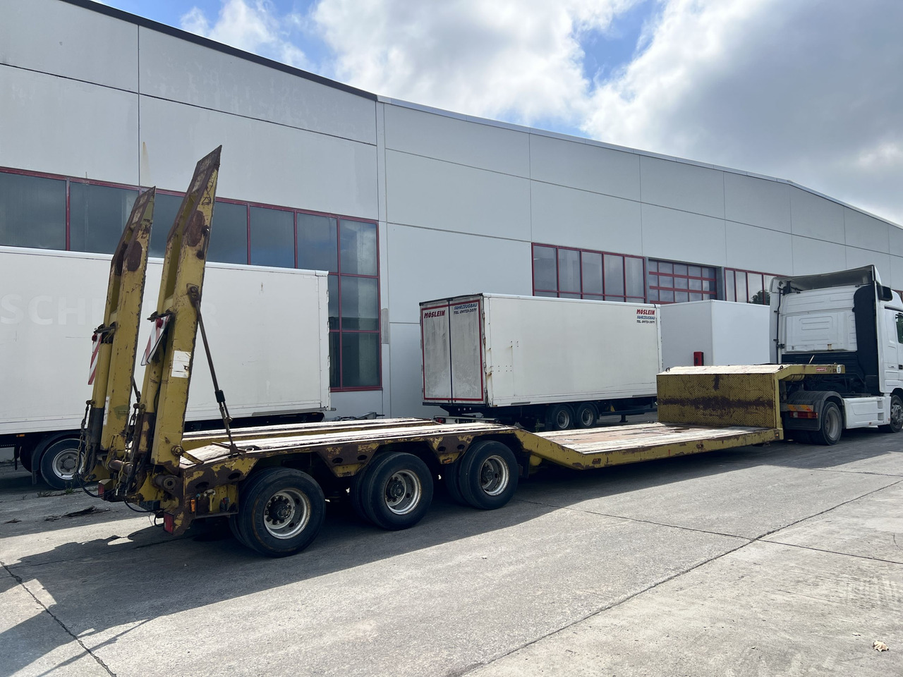 LANGENDORF SATBUE 30/38 3 Achs Tiefbett- Satteltieflader - Poluprikolica s niskim utovarivačem: slika LANGENDORF SATBUE 30/38 3 Achs Tiefbett- Satteltieflader - Poluprikolica s niskim utovarivačem LANGENDORF SATBUE 30/38 3 Achs Tiefbett- Satteltieflader - Poluprikolica s niskim utovarivačem: slika LANGENDORF SATBUE 30/38 3 Achs Tiefbett- Satteltieflader - Poluprikolica s niskim utovarivačem