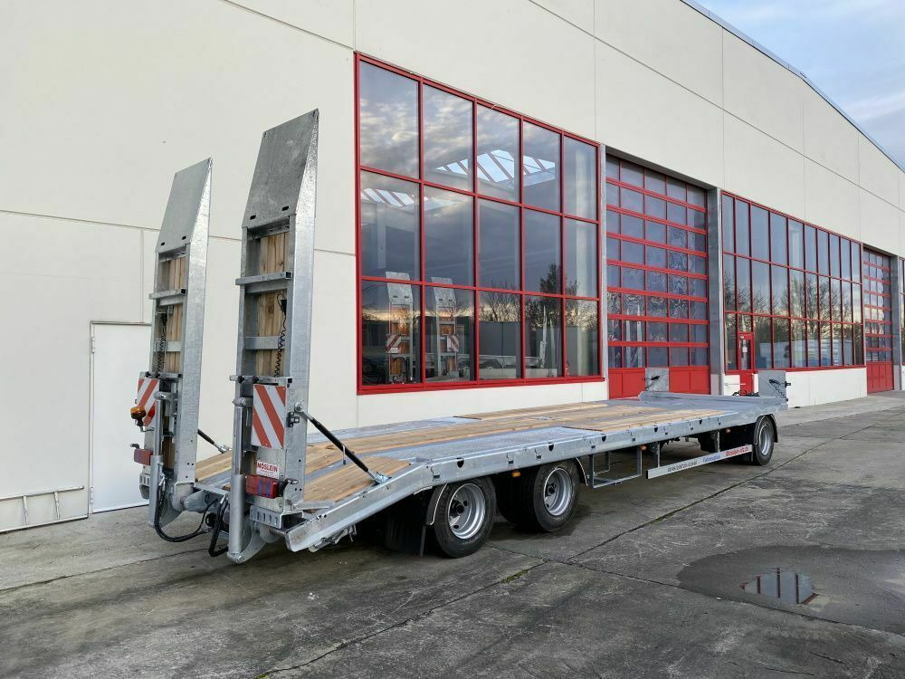 Möslein 3 Achs Tieflader mit gerader Ladefläche 8,10 m, - Prikolica s niskim utovarivačem: slika Möslein 3 Achs Tieflader mit gerader Ladefläche 8,10 m, - Prikolica s niskim utovarivačem Möslein 3 Achs Tieflader mit gerader Ladefläche 8,10 m, - Prikolica s niskim utovarivačem: slika Möslein 3 Achs Tieflader mit gerader Ladefläche 8,10 m, - Prikolica s niskim utovarivačem