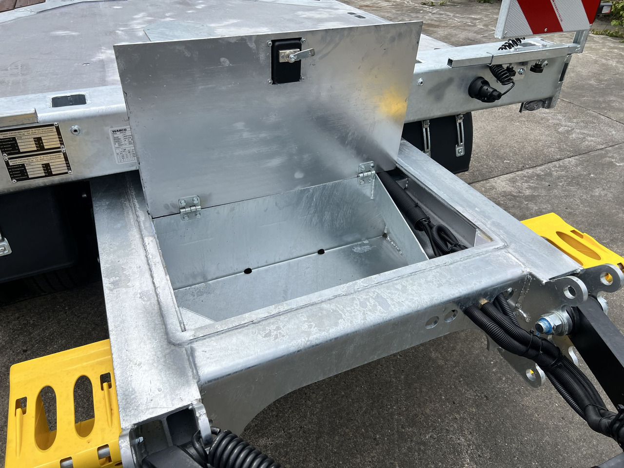 Möslein T 3-9,20 F 3 Achs Tieflader mit gerader Ladefläche 9 m, Neufahrzeug - Prikolica s niskim utovarivačem: slika Möslein T 3-9,20 F 3 Achs Tieflader mit gerader Ladefläche 9 m, Neufahrzeug - Prikolica s niskim utovarivačem Möslein T 3-9,20 F 3 Achs Tieflader mit gerader Ladefläche 9 m, Neufahrzeug - Prikolica s niskim utovarivačem: slika Möslein T 3-9,20 F 3 Achs Tieflader mit gerader Ladefläche 9 m, Neufahrzeug - Prikolica s niskim utovarivačem