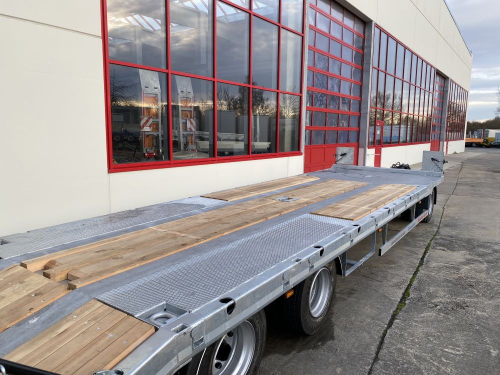 Möslein T 3-9,20 F Blatt 3 Achs Tieflader mit gerader Ladefläche 9 m, Neufahrzeug - Prikolica s niskim utovarivačem: slika Möslein T 3-9,20 F Blatt 3 Achs Tieflader mit gerader Ladefläche 9 m, Neufahrzeug - Prikolica s niskim utovarivačem Möslein T 3-9,20 F Blatt 3 Achs Tieflader mit gerader Ladefläche 9 m, Neufahrzeug - Prikolica s niskim utovarivačem: slika Möslein T 3-9,20 F Blatt 3 Achs Tieflader mit gerader Ladefläche 9 m, Neufahrzeug - Prikolica s niskim utovarivačem