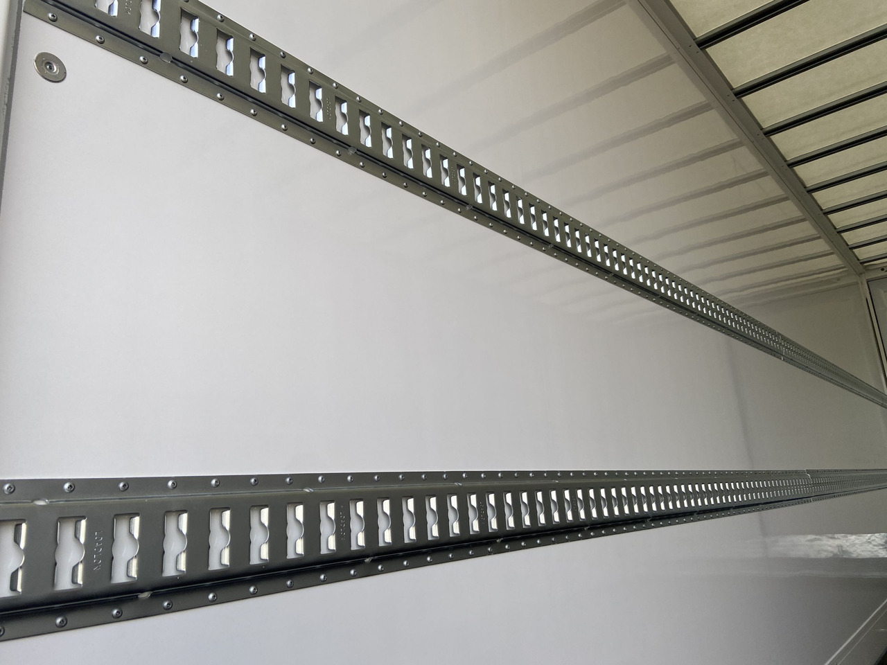 Möslein TKO 105 D 6m weiß Tandem- Koffer, Durchladbar, -- Neufahrzeug -- - Prikolica sa zatvorenim sandukom: slika Möslein TKO 105 D 6m weiß Tandem- Koffer, Durchladbar, -- Neufahrzeug -- - Prikolica sa zatvorenim sandukom Möslein TKO 105 D 6m weiß Tandem- Koffer, Durchladbar, -- Neufahrzeug -- - Prikolica sa zatvorenim sandukom: slika Möslein TKO 105 D 6m weiß Tandem- Koffer, Durchladbar, -- Neufahrzeug -- - Prikolica sa zatvorenim sandukom