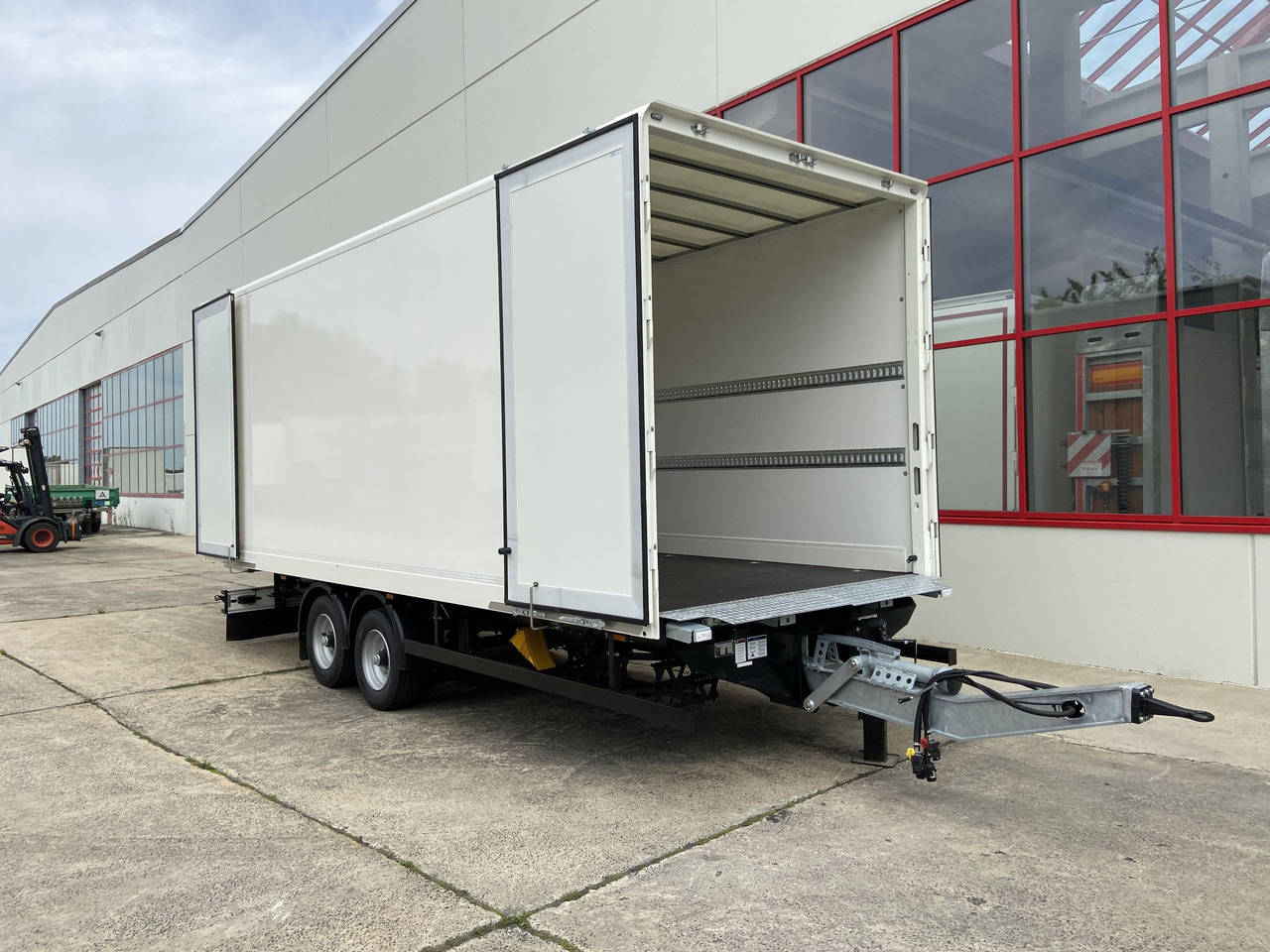 Novi Prikolica sa zatvorenim sandukom Möslein TKO 105 D 6m  weiß  Tandem- Koffer, Durchladbar, -- Neufahrzeug --: slika Novi Prikolica sa zatvorenim sandukom Möslein TKO 105 D 6m  weiß  Tandem- Koffer, Durchladbar, -- Neufahrzeug --