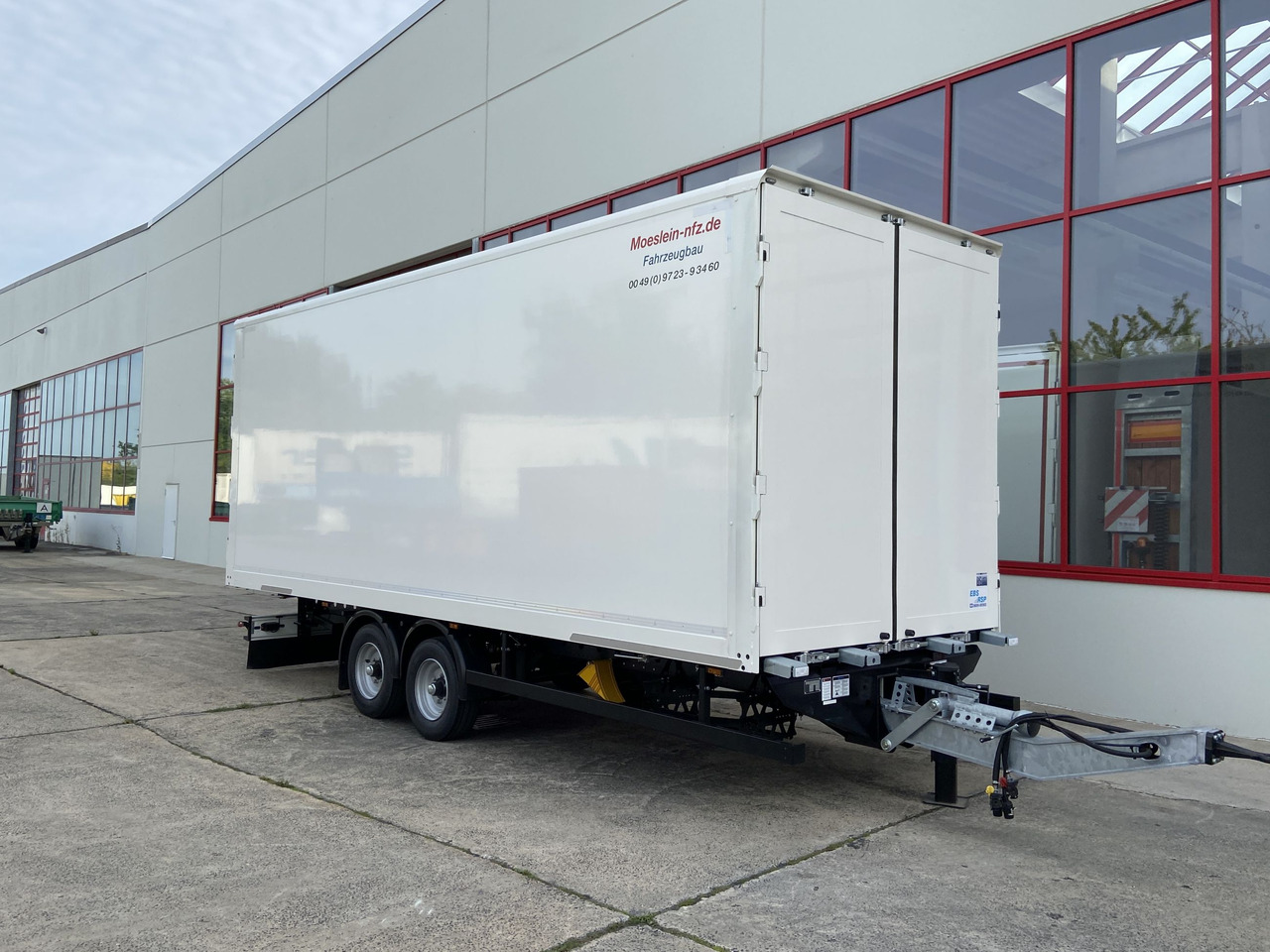 Novi Prikolica sa zatvorenim sandukom Möslein TKO 105 D 6m  weiß  Tandem- Koffer, Durchladbar, -- Neufahrzeug --: slika Novi Prikolica sa zatvorenim sandukom Möslein TKO 105 D 6m  weiß  Tandem- Koffer, Durchladbar, -- Neufahrzeug --