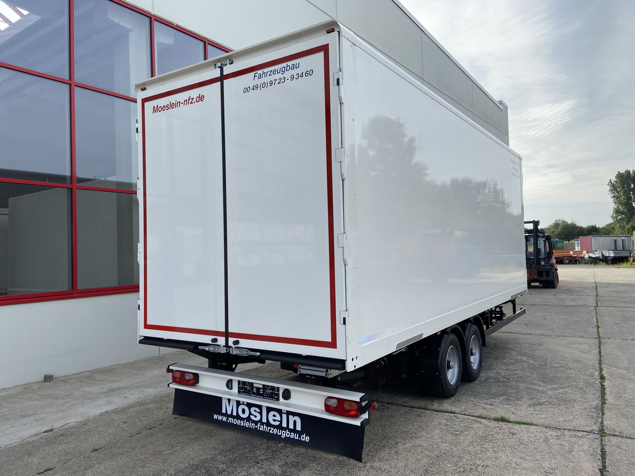 Novi Prikolica sa zatvorenim sandukom Möslein TKO 105 D 6m  weiß  Tandem- Koffer, Durchladbar, -- Neufahrzeug --: slika Novi Prikolica sa zatvorenim sandukom Möslein TKO 105 D 6m  weiß  Tandem- Koffer, Durchladbar, -- Neufahrzeug --