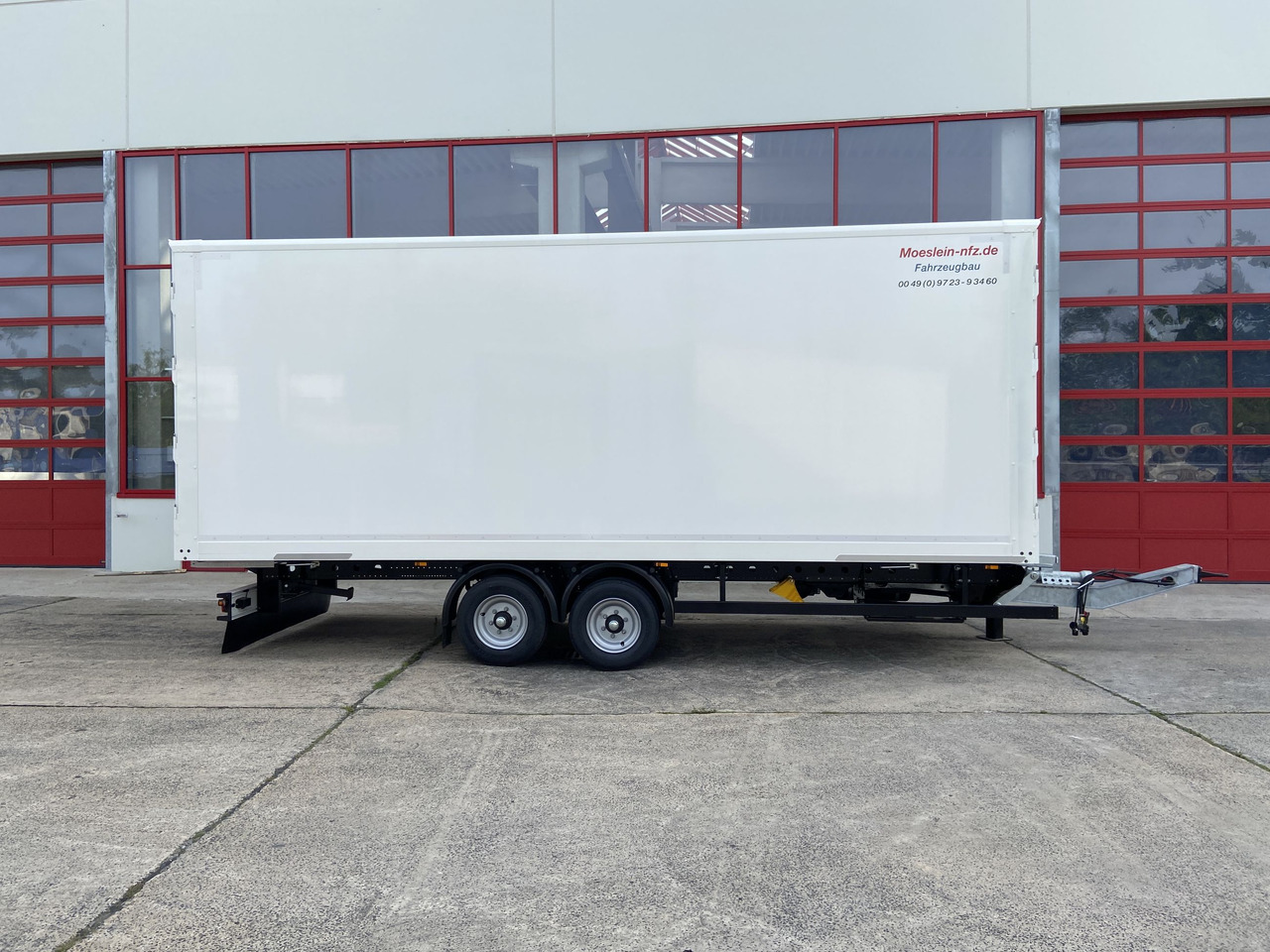 Novi Prikolica sa zatvorenim sandukom Möslein TKO 105 D 6m  weiß  Tandem- Koffer, Durchladbar, -- Neufahrzeug --: slika Novi Prikolica sa zatvorenim sandukom Möslein TKO 105 D 6m  weiß  Tandem- Koffer, Durchladbar, -- Neufahrzeug --