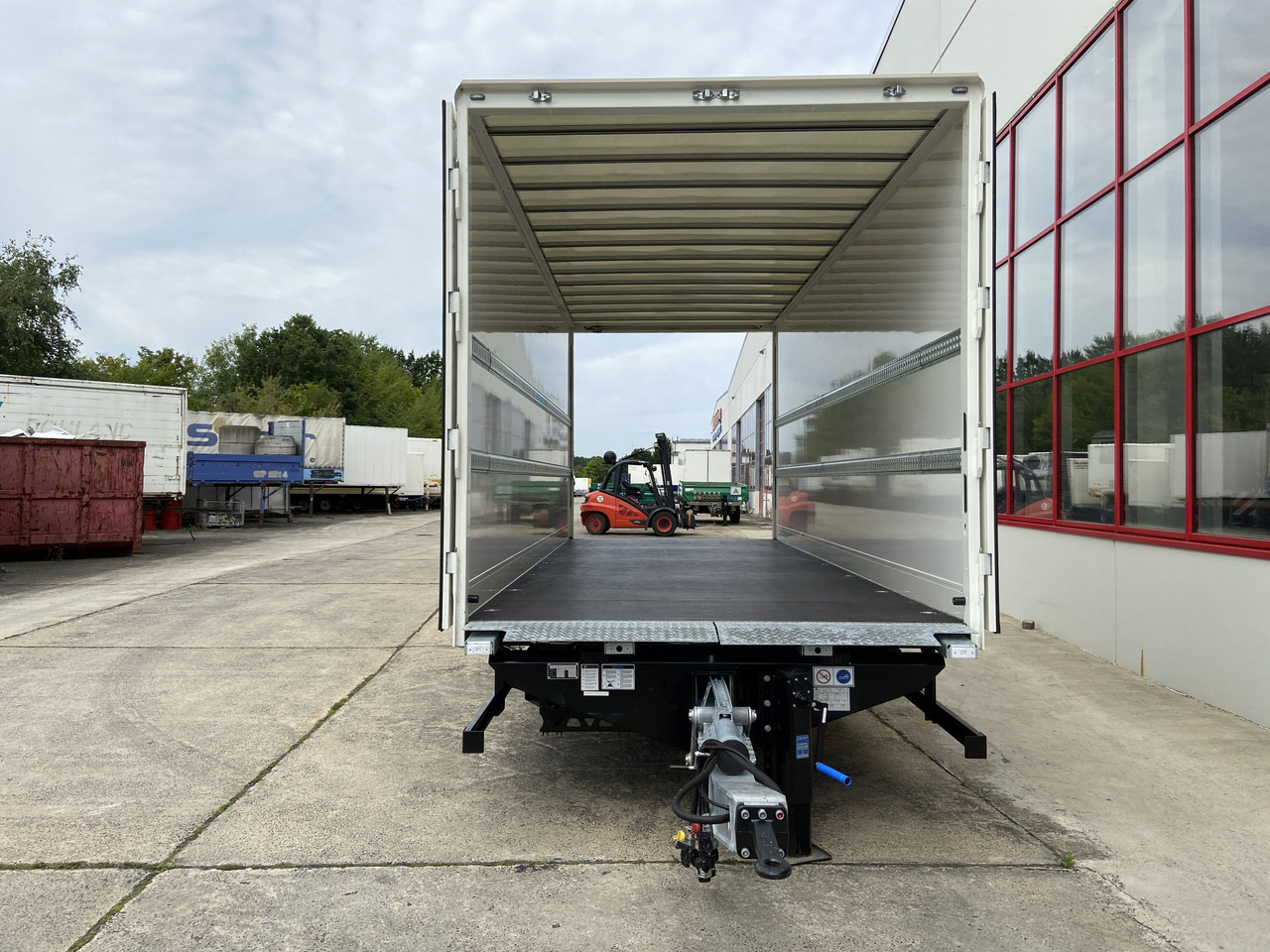 Novi Prikolica sa zatvorenim sandukom Möslein TKO 105 D 6m  weiß  Tandem- Koffer, Durchladbar, -- Neufahrzeug --: slika Novi Prikolica sa zatvorenim sandukom Möslein TKO 105 D 6m  weiß  Tandem- Koffer, Durchladbar, -- Neufahrzeug --