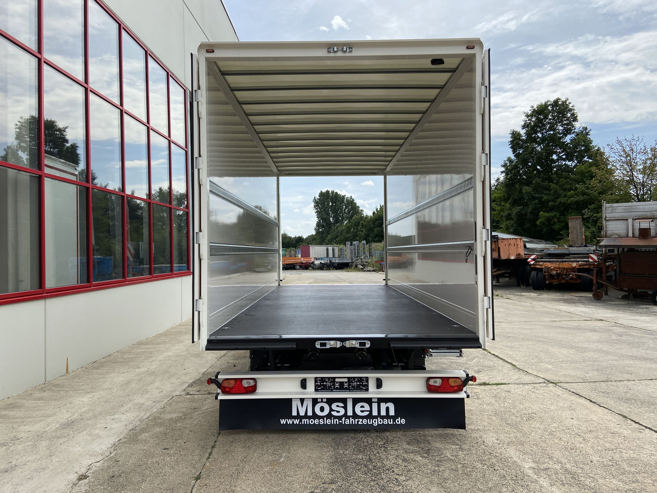 Novi Prikolica sa zatvorenim sandukom Möslein TKO 105 D 7m weiß Tandem- Koffer, Durchladbar, -- Neufahrzeug --: slika Novi Prikolica sa zatvorenim sandukom Möslein TKO 105 D 7m weiß Tandem- Koffer, Durchladbar, -- Neufahrzeug -- Novi Prikolica sa zatvorenim sandukom Möslein TKO 105 D 7m weiß Tandem- Koffer, Durchladbar, -- Neufahrzeug --: slika Novi Prikolica sa zatvorenim sandukom Möslein TKO 105 D 7m weiß Tandem- Koffer, Durchladbar, -- Neufahrzeug --