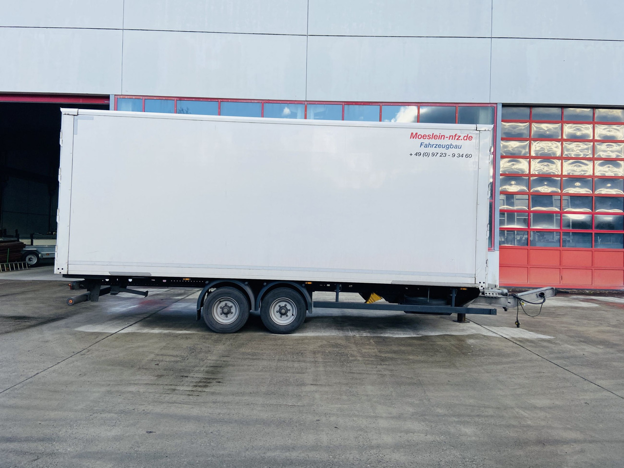 Möslein TKO 105 D 7m weiß Tandem- Koffer, Durchladbar, Neuwertig - Prikolica sa zatvorenim sandukom: slika Möslein TKO 105 D 7m weiß Tandem- Koffer, Durchladbar, Neuwertig - Prikolica sa zatvorenim sandukom Möslein TKO 105 D 7m weiß Tandem- Koffer, Durchladbar, Neuwertig - Prikolica sa zatvorenim sandukom: slika Möslein TKO 105 D 7m weiß Tandem- Koffer, Durchladbar, Neuwertig - Prikolica sa zatvorenim sandukom