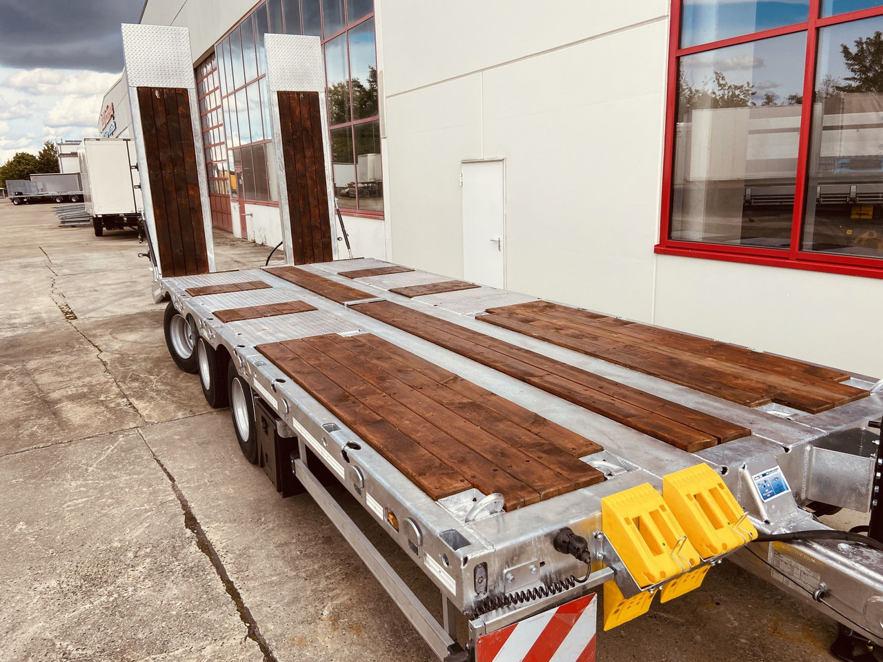 Möslein TT 31 31 t GG Tridem- Tieflader 3 Achs, gelenktNeufahrzeug - Prikolica s niskim utovarivačem: slika Möslein TT 31 31 t GG Tridem- Tieflader 3 Achs, gelenktNeufahrzeug - Prikolica s niskim utovarivačem Möslein TT 31 31 t GG Tridem- Tieflader 3 Achs, gelenktNeufahrzeug - Prikolica s niskim utovarivačem: slika Möslein TT 31 31 t GG Tridem- Tieflader 3 Achs, gelenktNeufahrzeug - Prikolica s niskim utovarivačem