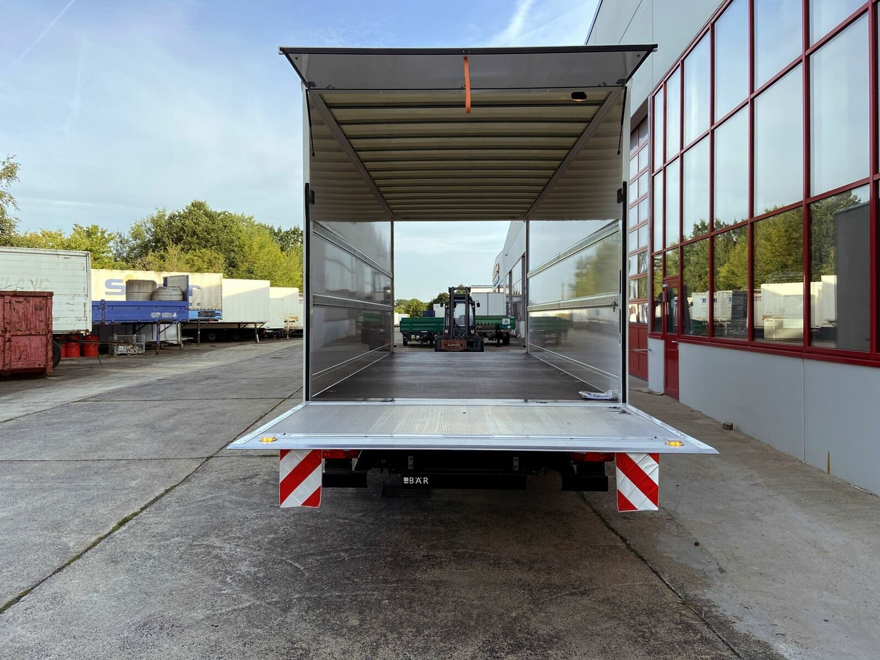 Möslein Tandem Koffer, Ladebordwand 1,5 t + Durchladbar - Prikolica sa zatvorenim sandukom: slika Möslein Tandem Koffer, Ladebordwand 1,5 t + Durchladbar - Prikolica sa zatvorenim sandukom Möslein Tandem Koffer, Ladebordwand 1,5 t + Durchladbar - Prikolica sa zatvorenim sandukom: slika Möslein Tandem Koffer, Ladebordwand 1,5 t + Durchladbar - Prikolica sa zatvorenim sandukom