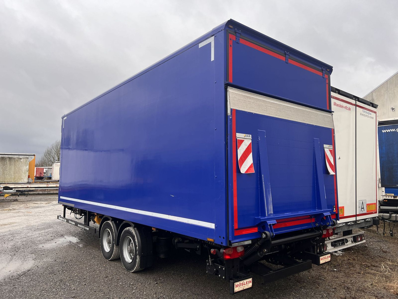 Möslein Tandem Koffer, Ladebordwand + Durchladbar, Weni - Prikolica sa zatvorenim sandukom: slika Möslein Tandem Koffer, Ladebordwand + Durchladbar, Weni - Prikolica sa zatvorenim sandukom Möslein Tandem Koffer, Ladebordwand + Durchladbar, Weni - Prikolica sa zatvorenim sandukom: slika Möslein Tandem Koffer, Ladebordwand + Durchladbar, Weni - Prikolica sa zatvorenim sandukom