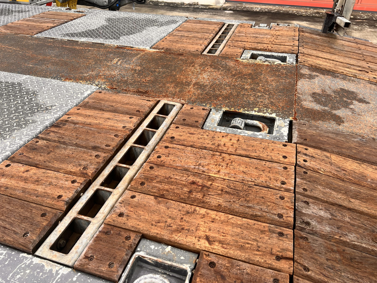 T3 3 Achs Satteltieflader - Poluprikolica s niskim utovarivačem: slika t3 3 Achs Satteltieflader - Poluprikolica s niskim utovarivačem T3 3 Achs Satteltieflader - Poluprikolica s niskim utovarivačem: slika t3 3 Achs Satteltieflader - Poluprikolica s niskim utovarivačem