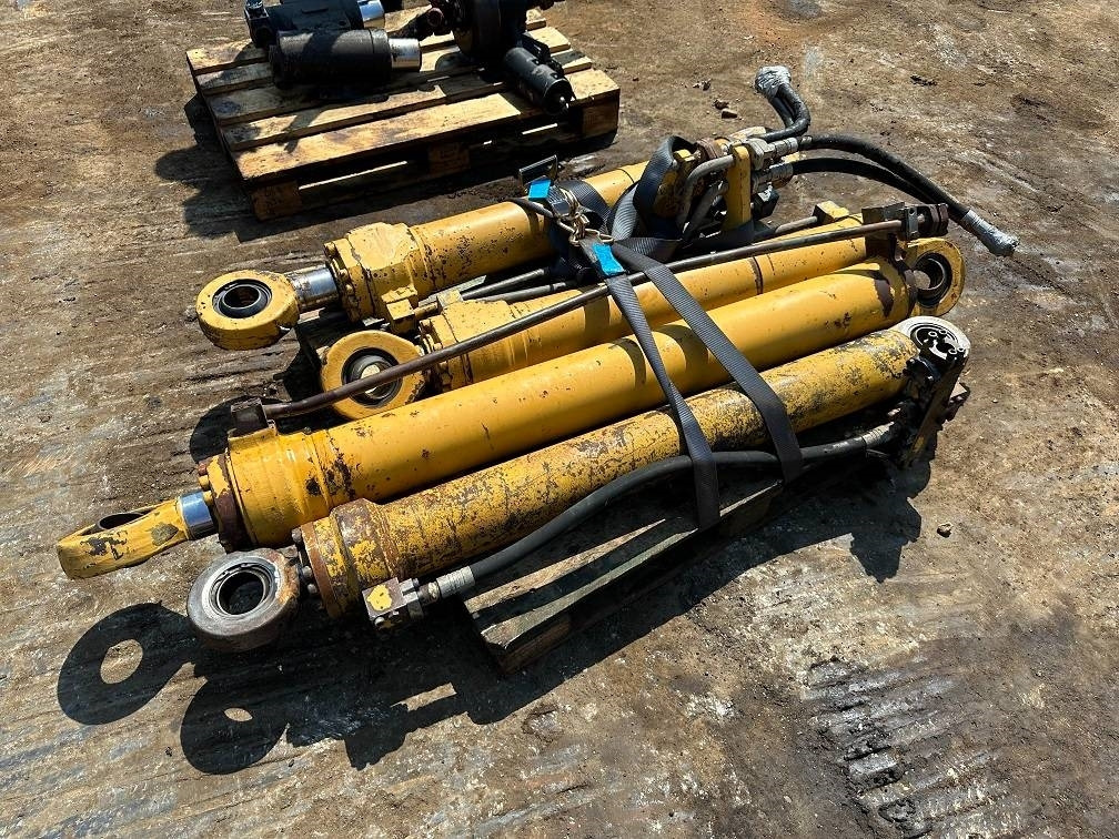 CAT 214 B FT cylinders - Bager na kotačima: slika CAT 214 B FT cylinders - Bager na kotačima CAT 214 B FT cylinders - Bager na kotačima: slika CAT 214 B FT cylinders - Bager na kotačima