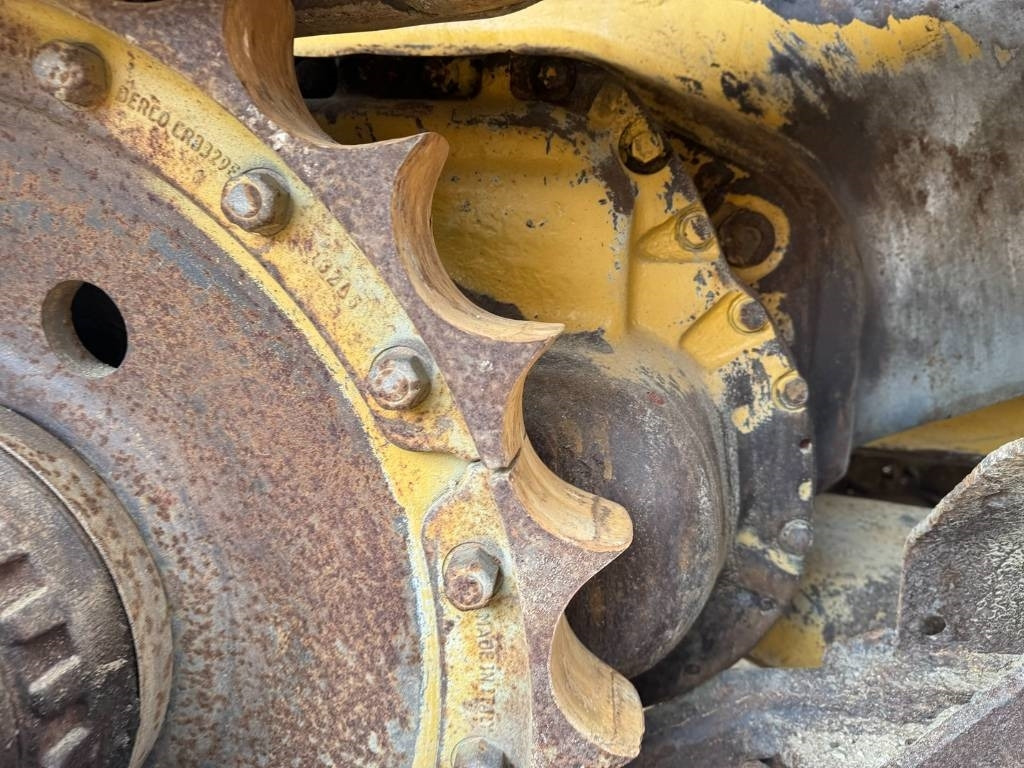 Buldožer CAT D 6 D: slika Buldožer CAT D 6 D Buldožer CAT D 6 D: slika Buldožer CAT D 6 D