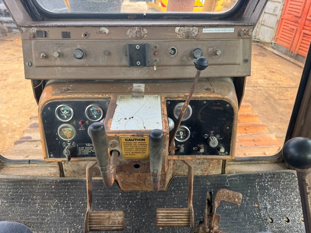 Buldožer CAT D 6 D: slika Buldožer CAT D 6 D Buldožer CAT D 6 D: slika Buldožer CAT D 6 D