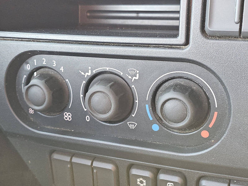 Kamion hladnjača DAF CF 220 CARRIER LIFT DOORS: slika Kamion hladnjača DAF CF 220 CARRIER LIFT DOORS