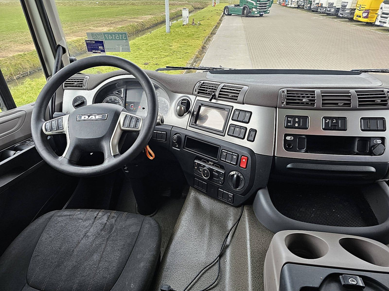 Interior photo 1: Kamion s ceradom DAF CF 320 Dhollandia 2 ton